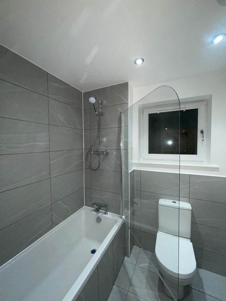 Full tiling and glass shower screen