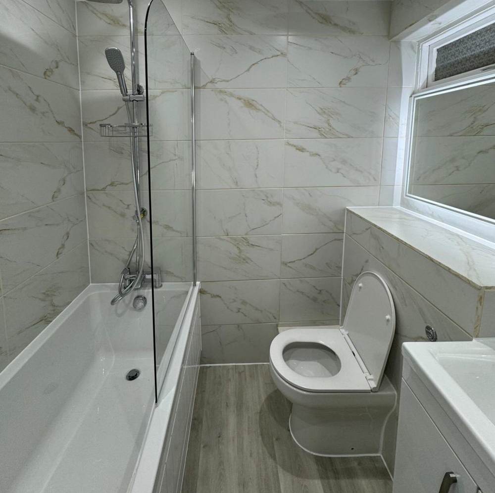 Marble-effect tiling and shower screen